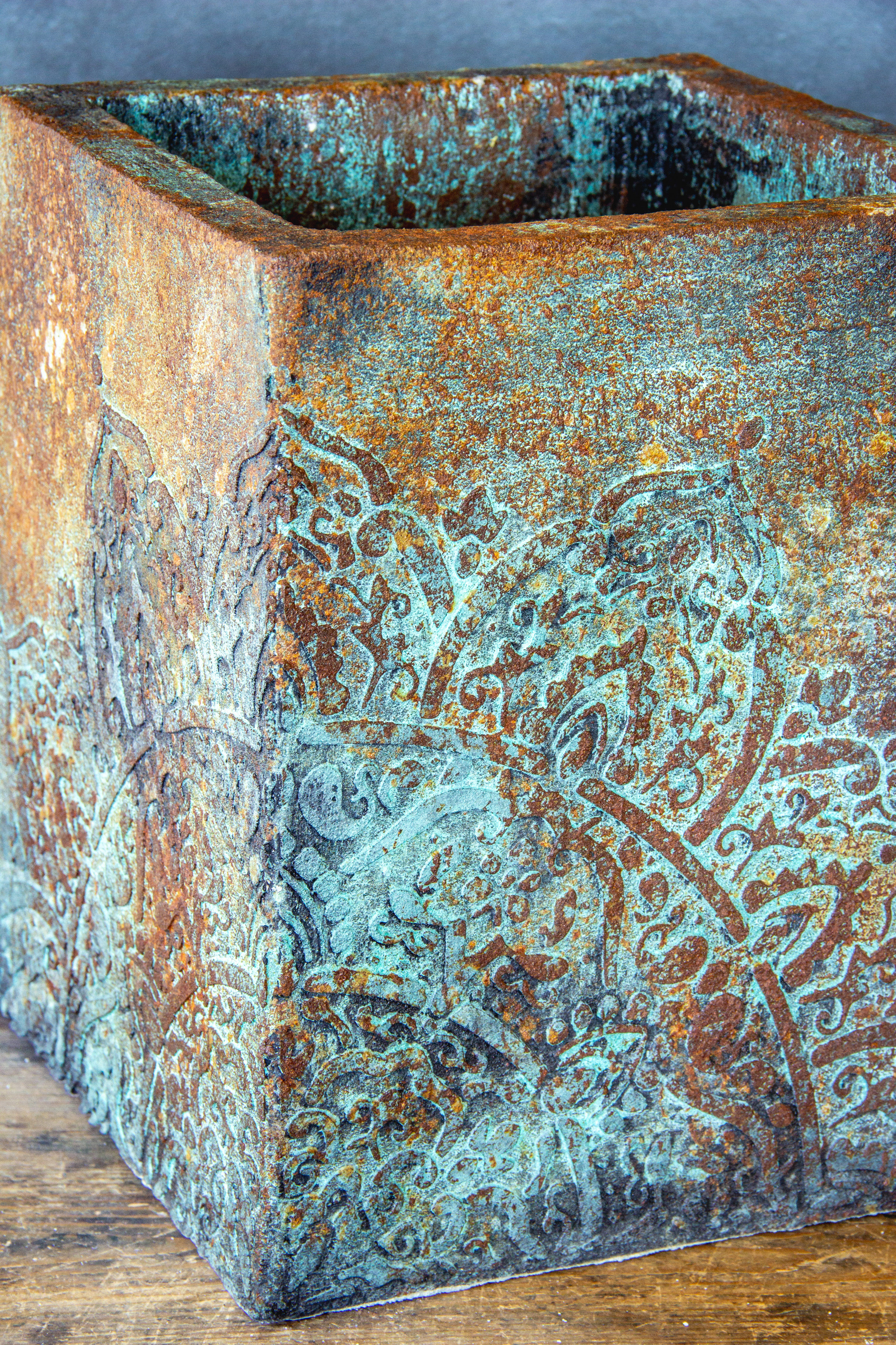 Osłonka na doniczkę 25x25x30 cm, ręcznie wykonana z XPS i tynku mineralnego, odporna na UV i wilgoć